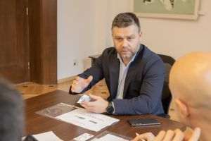 Primarul Capitalei propune o dezbatere privind măsuri de reducere a traficului în condiţii de ninsoare abundentă